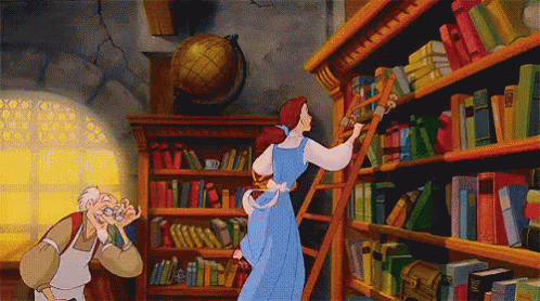 Princesa Belle em sua biblioteca maravilhosa